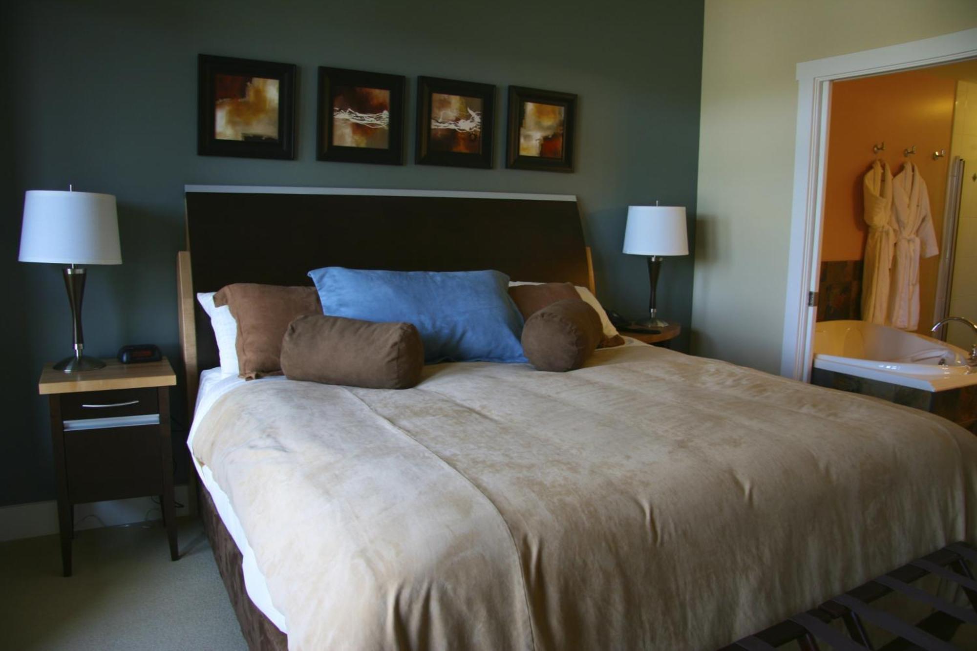 Painted Boat Resort Spa And Marina Madeira Park Habitación foto