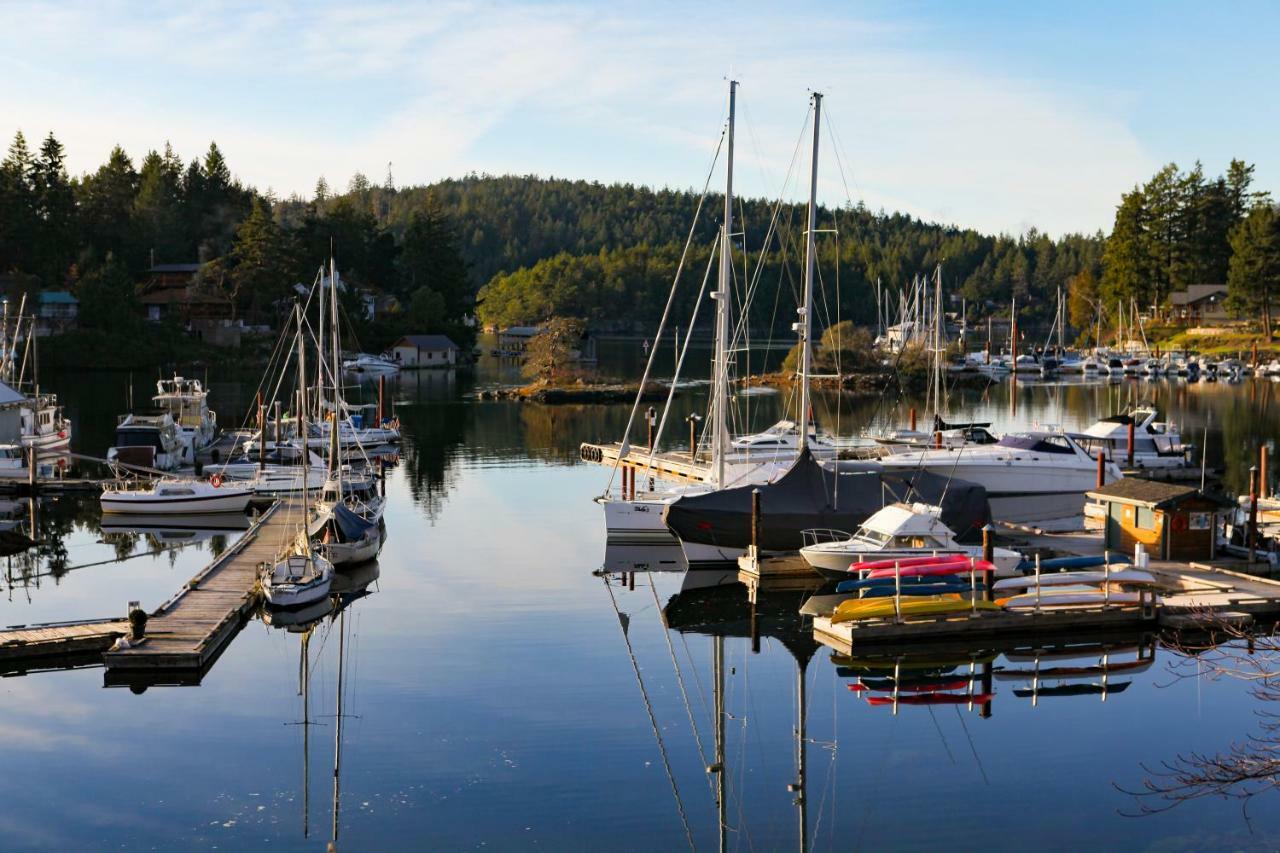 Painted Boat Resort Spa And Marina Madeira Park Exterior foto
